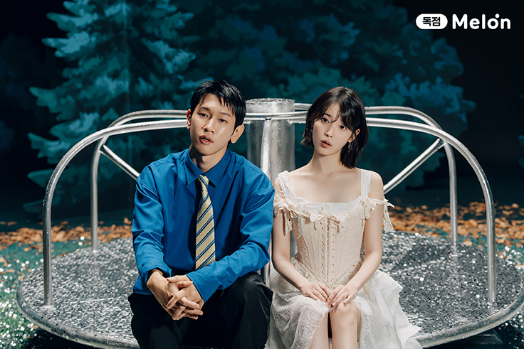 크러쉬 아이유 삐그덕 함께 앉은 뮤직비디오 장면