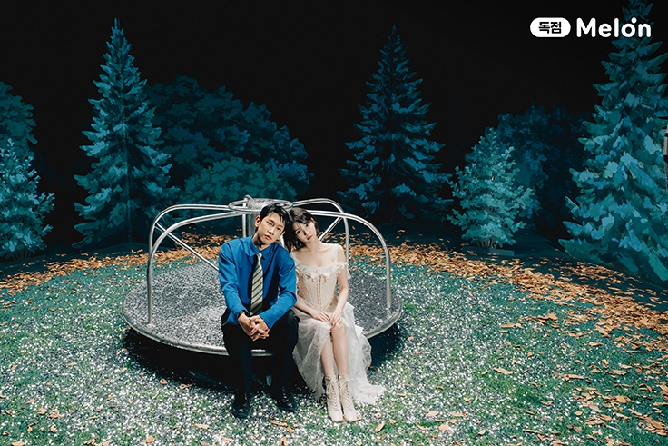 크러쉬 아이유 삐그덕 뮤직비디오 숲속 회전무대 투샷