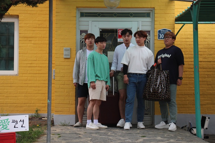 멜론매거진>멜론 여름을 빛나게 해줄 윤딴딴 휴가철 도로 위 뮤직비디오 작업기 공개!