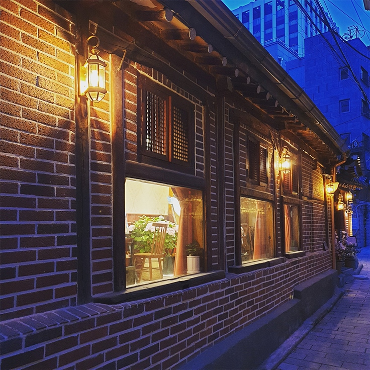 멜론매거진>멜론 앤틱한 분위기의 한옥 드로잉카페, 블란서미술관